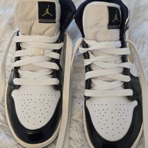 Nike Black and White Sneakers Classic Design